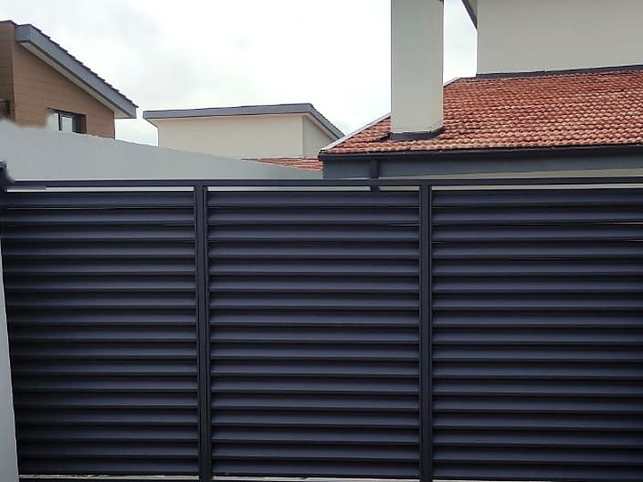 Louvered steel driveway gate